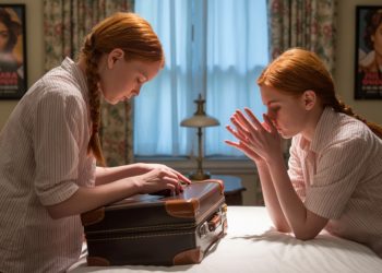 Parents Forced Twins To Share A Bed Until 18, Now One Pulls Away From Her Identical Twin Sister Parents Forced Twins To Share A Bed Until 18, Now One Pulls Away From Her Identical Twin Sister