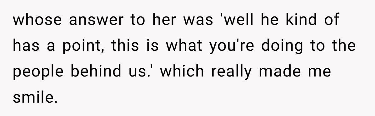 Tall Guy Gets Petty Revenge On Woman Who Opens Umbrella At Concert And Blocks Dozens Of Viewers Tall Guy Gets Petty Revenge On Woman Who Opens Umbrella At Concert And Blocks Dozens Of Viewers