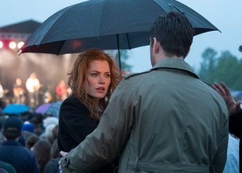 Tall Guy Gets Petty Revenge On Woman Who Opens Umbrella At Concert And Blocks Dozens Of Viewers