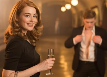 High School Bully Hugged Her Like Nothing Happened, Then Spent The Reunion With Her Fly Down In Every Photo