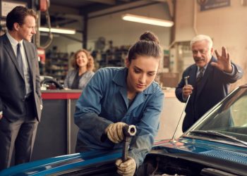 Customer Refuses Female Mechanic, Ends Up Waiting Two Hours For Nothing Customer Refuses Female Mechanic, Ends Up Waiting Two Hours For Nothing