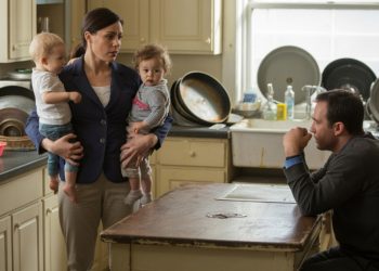 Stay-At-Home Dad Leaves Dishes For Days, Calls Wife Insane For Demanding Clean House Stay-At-Home Dad Leaves Dishes For Days, Calls Wife Insane For Demanding Clean House