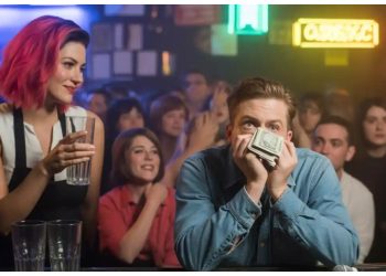 A Comedian Mocked a “Lazy Student” at a Bar – Then Learned She Was the Manager Holding His Paycheck