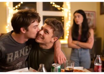 This Man Defends Tradition of Kissing His Homies Goodnight – Girlfriend Calls It Weird