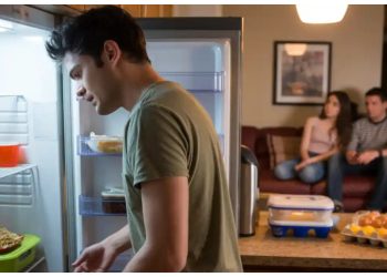 Roommate Furious After His Girlfriend Gets Banned for Stealing Food