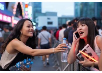 A Latina Kpop Fan Quietly Outsmarted a Rude Girl in Line by Speaking Korean A Latina Kpop Fan Quietly Outsmarted a Rude Girl in Line by Speaking Korean