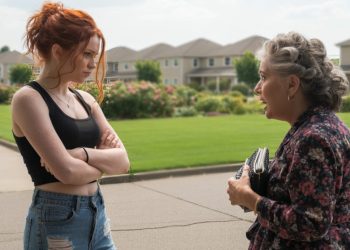 Nosy Neighbor Can’t Stop Commenting On Her Clothes, So She Finally Snapped