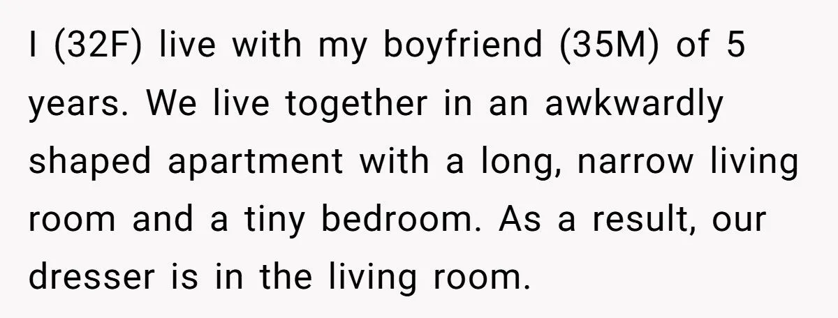 Her Boyfriend Told Her Not to Talk to Him While Naked - The Internet Can’t Believe His Reason