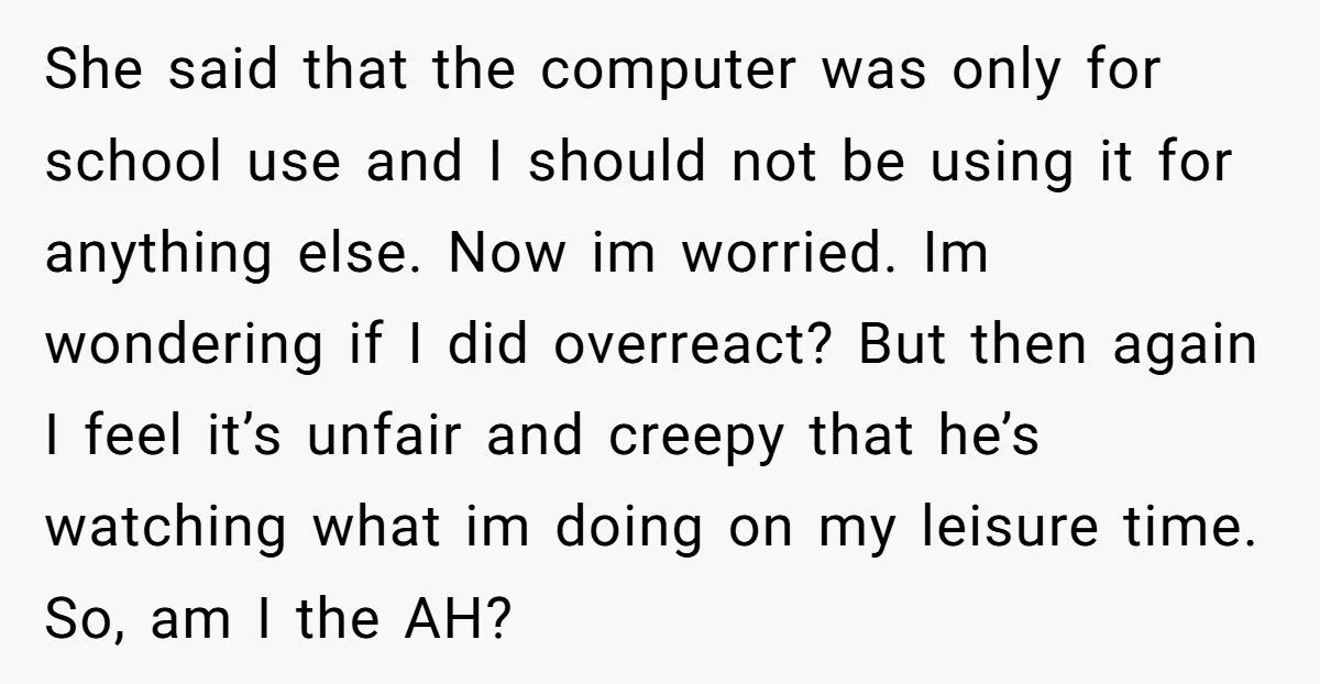 “Mind Your Own Screen!” - Student Reports ‘Creepy’ Teacher Who Closed Her Tabs at Lunch