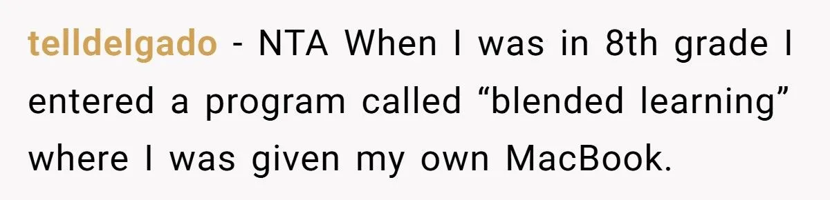 “Mind Your Own Screen!” - Student Reports ‘Creepy’ Teacher Who Closed Her Tabs at Lunch