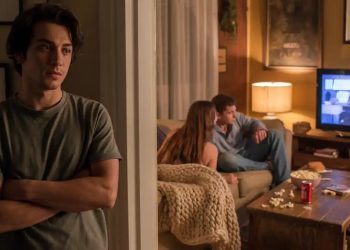 He Told His Girlfriend He Finds It Weird That Her Best Friend Cuddles With Her When He’s Not Around