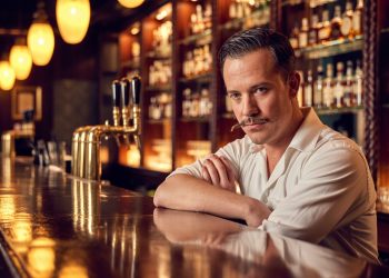 Drunk Pubgoer Demands The “Hot” Barmaid, He Gets Served… Nothing!