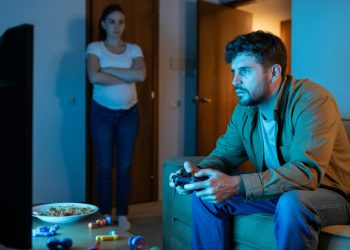 Dad Works 12-Hour Days, Just Wants 30 Minutes To Game — Wife Calls Him “Absent” Dad Works 12-Hour Days, Just Wants 30 Minutes To Game — Wife Calls Him “Absent”