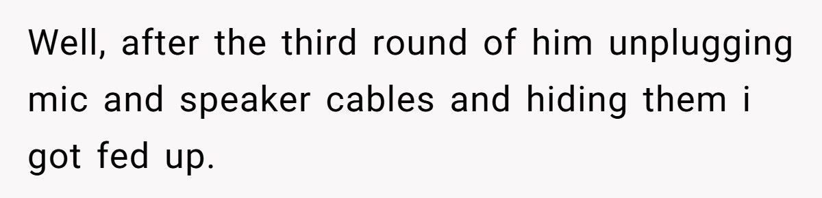 Entitled Shoppers Block A Worker, So A Bystander Teaches Them An Unforgettable Lesson