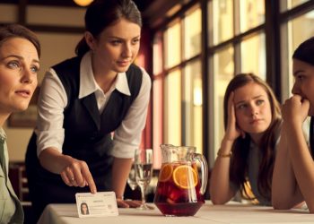 Karen Demanded Server Check Everyone’s ID, So Server Did And She Lost Her Drink