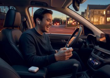 Woman Stole Her Boyfriend’s Earbuds And Jumped Out Of The Car, Now She Has Neither Him Nor EarPods