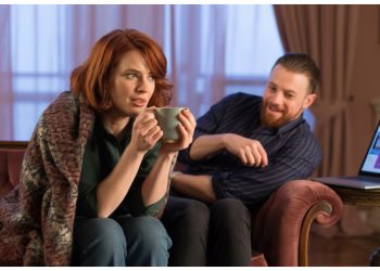 Man Laughs at Wife’s Friend’s Dating Strategy – Internet Says She’s Playing Games, Not Finding Love!