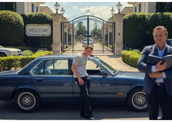 HOA Tried to Ban His Classic BMW - So He Parked It Legally Right in Front of Their Fancy Entrance for Everyone to See HOA Tried to Ban His Classic BMW – So He Parked It Legally Right in Front of Their Fancy Entrance for Everyone to See