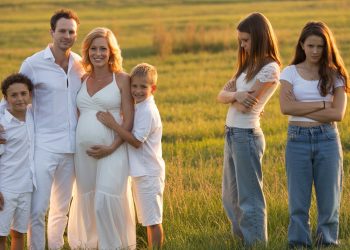 Mom-To-Be Asks Photographer For One Picture Without Stepdaughters, And It Backfires Fast