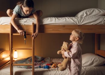 15-Year-Old Blocks Scared Niece From Climbing Into Her Bed, Reddit Divides Over It 15-Year-Old Blocks Scared Niece From Climbing Into Her Bed, Reddit Divides Over It