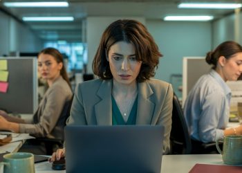 Guy Got Tired Of His Coworker Guarding A Shared Desk, So He Started Subtly Messing With It Guy Got Tired Of His Coworker Guarding A Shared Desk, So He Started Subtly Messing With It
