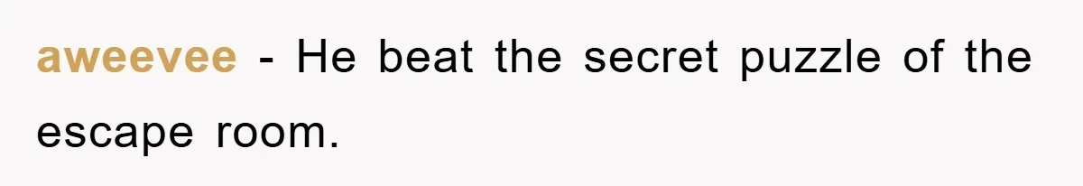 aweevee - He beat the secret puzzle of the escape room.