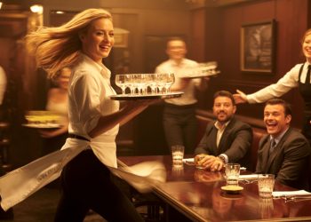 Customer Told Waitstaff To ‘Walk Slowly So We Can Watch’, The Whole Team’s Response Was Comedy Gold