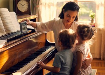 Student’s Mom Accuses Her Of ‘Stealing Time,’ So Piano Teacher Brings A Timer And Teaches Her A Lesson