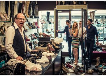 Rude Shoe Clerk Gets a Taste of Her Own Medicine From a Pack of Friends