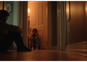 Man Takes Newborn From Sleeping Wife, Internet Urges “Call a Doctor, Not Reddit”