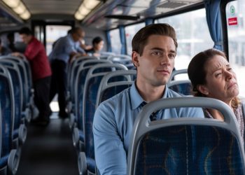 Woman Cuts Him In Line, He Spends 2.5 Hours Making Sure She Doesn’t Get A Row To Herself