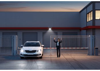 She Ordered Rugs And Disrespect, Got A Locked Gate And A Long Drive Home