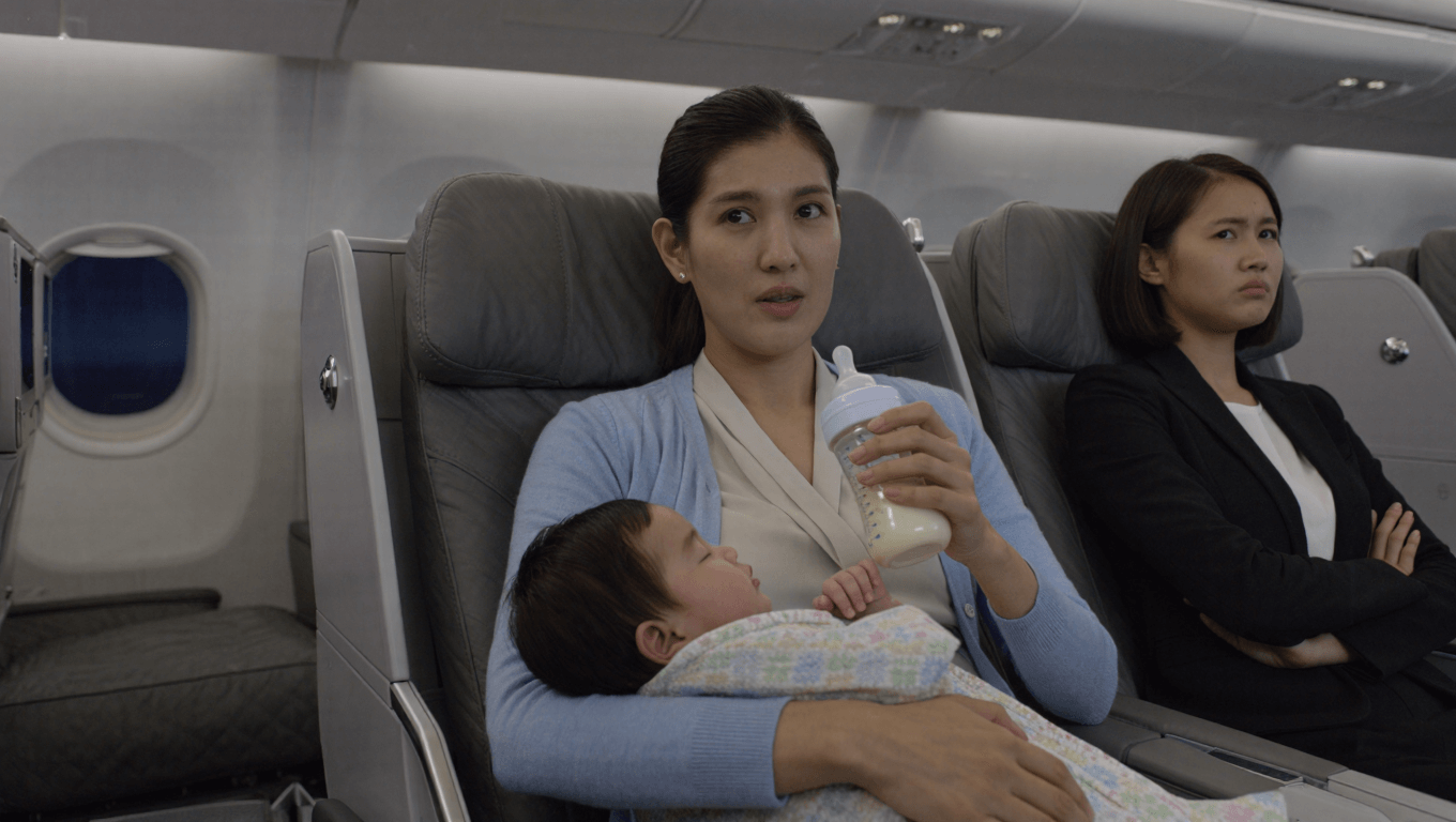 Traveler Brings Her Infant to Business Class, Passenger Explodes