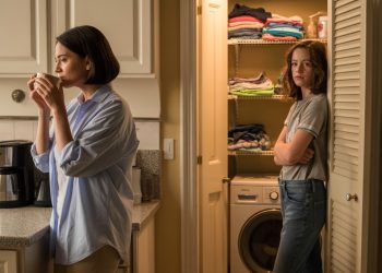 Girl Calls Out Brother’s Girlfriend For Borrowing Clothes, Family Says She’s Overreacting Girl Calls Out Brother’s Girlfriend For Borrowing Clothes, Family Says She’s Overreacting