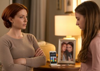 Mom Bans Daughter From Seeing Best Friend After Parents Let Her Walk Home With Broken Arm