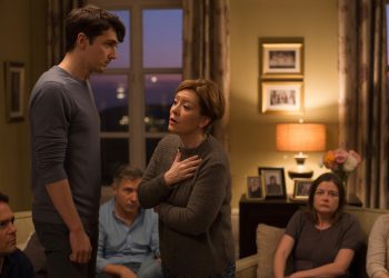 Grieving Aunt Tries To Control 18th Birthday Photos, Living Daughter Wants To Be Seen As Her Own Person