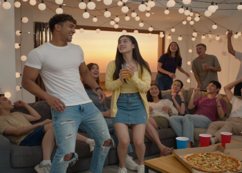 19-Year-Old Playfully Dodges Ethnicity Question With Girl Who Turns Out Autistic And Starts Feeling Guilty