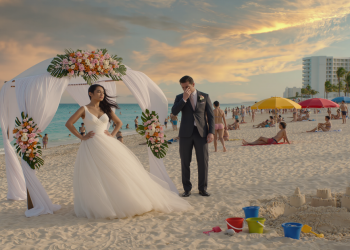 Bridezilla Demands Strangers Vanish From Public Beach Wedding Photos During Busy Cancun Ceremony