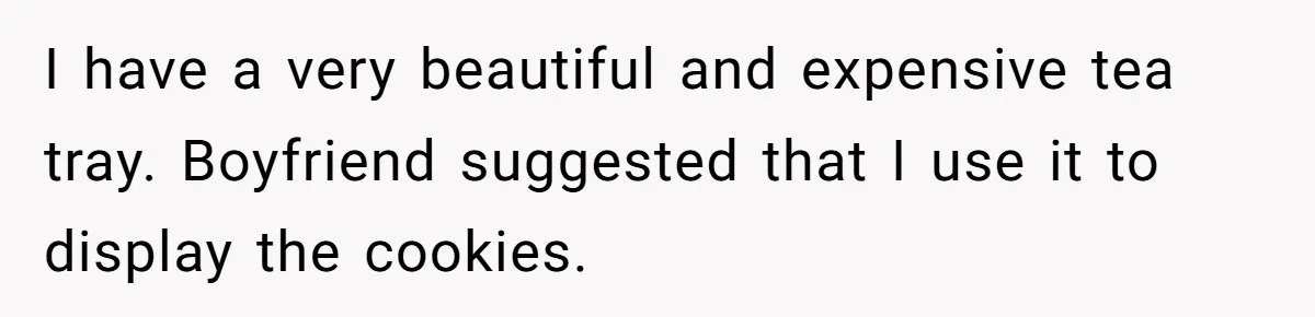 I have a very beautiful and expensive tea tray. Boyfriend suggested that I use it to display the cookies.