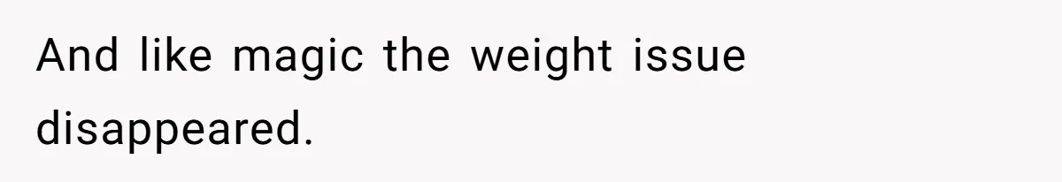 Airport Guard Tries To “Confiscate” Woman’s Empty Bottle For Himself, She Outsmarts Him And Leaves Him Fuming And like magic the weight issue disappeared.