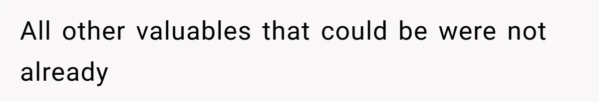 Airport Guard Tries To “Confiscate” Woman’s Empty Bottle For Himself, She Outsmarts Him And Leaves Him Fuming All other valuables that could be were not already