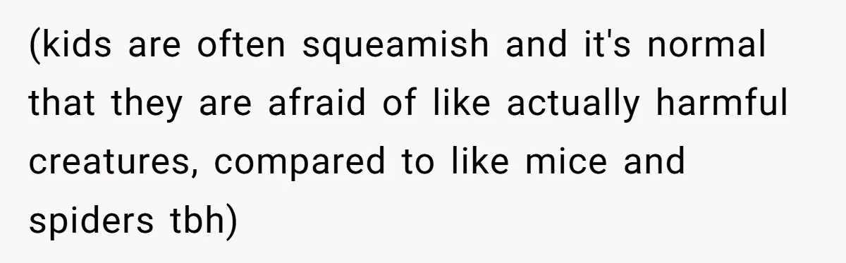 Man Warns Dad About Hazard Near His Little Kids But Gets Accused Of Destroying Their Beach Day (kids are often squeamish and it's normal that they are afraid of like actually harmful creatures, compared to like mice and spiders tbh)