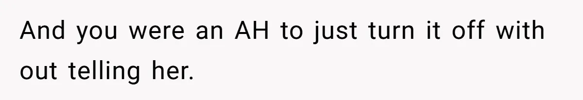 Girlfriend Keeps Hitting Snooze For An Hour, So Boyfriend Turns Off Alarm And Makes Her Late For Work And you were an AH to just turn it off with out telling her.
