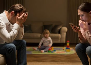 Dad Regrets Having Kids, Admits It In Marriage Counseling—Now His Wife Is Furious Dad Regrets Having Kids, Admits It In Marriage Counseling—Now His Wife Is Furious