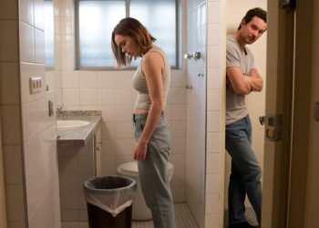 Man Freaks Out Over Used Pads In His Bathroom Trash, Then Demands Girlfriend Carry Them In Her Purse For Days Man Freaks Out Over Used Pads In His Bathroom Trash, Then Demands Girlfriend Carry Them In Her Purse For Days