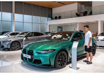 His Outfit Was “Too Poor” for a BMW… Until He Bought One His Outfit Was “Too Poor” for a BMW… Until He Bought One