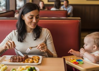Mom Goes To Applebee’s Alone After Husband And Kids Refuse To Do Dishes Mom Goes To Applebee’s Alone After Husband And Kids Refuse To Do Dishes