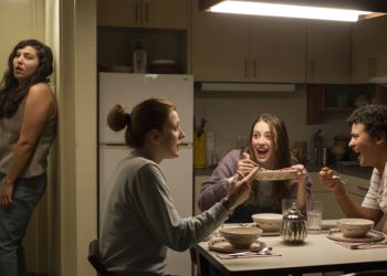 Roommates Keep Using Her “Off-Limits” Dishes, So She Removes Every Plate In The Apartment