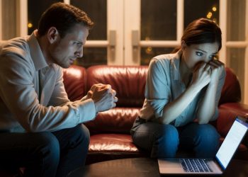 Man Insists On Knowing His Girlfriend’s Pen Name, She Refuses, So He Searches Through Her Laptop