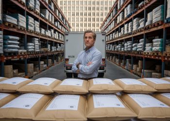 Shipping Company Tried to Squeeze Him - So He Mailed 150 Empty Envelopes Shipping Company Tried to Squeeze Him – So He Mailed 150 Empty Envelopes